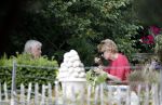 Maarssen Blaricum 7 juli 2018
Berend Boudewijn gaat wandelen bij de Maarsenveense Plassen en daarna rijdt hij naar het Ter Gooi ziekenhuis waar hij zijn vrouw Martine Bijl ophaalt. Daarna gaan ze lunchen bij restaurant de Goede Gooijer.