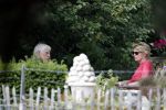 Maarssen Blaricum 7 juli 2018
Berend Boudewijn gaat wandelen bij de Maarsenveense Plassen en daarna rijdt hij naar het Ter Gooi ziekenhuis waar hij zijn vrouw Martine Bijl ophaalt. Daarna gaan ze lunchen bij restaurant de Goede Gooijer.