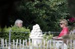 Maarssen Blaricum 7 juli 2018
Berend Boudewijn gaat wandelen bij de Maarsenveense Plassen en daarna rijdt hij naar het Ter Gooi ziekenhuis waar hij zijn vrouw Martine Bijl ophaalt. Daarna gaan ze lunchen bij restaurant de Goede Gooijer.
