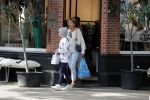 Amsterdam 14 juli 2018
Neelie Kroes aan het winkelen met haar kleindochter.