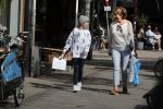 Amsterdam 14 juli 2018
Neelie Kroes aan het winkelen met haar kleindochter.