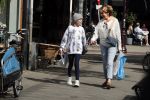 Amsterdam 14 juli 2018
Neelie Kroes aan het winkelen met haar kleindochter.