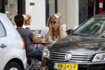 Amsterdam 19 juli 2018
Rick Brandsteder met zijn vriendin Roosje Kuizenga op terras.