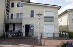 Vinkeveen 19 juli 2018
Erik Zwennes partner van Roxeanne Hazes laat hond uit. Huis is versierd ivm geboorte zoon.
