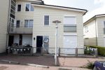 Vinkeveen 19 juli 2018
Erik Zwennes partner van Roxeanne Hazes laat hond uit. Huis is versierd ivm geboorte zoon.