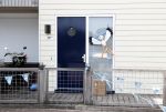 Vinkeveen 19 juli 2018
Erik Zwennes partner van Roxeanne Hazes laat hond uit. Huis is versierd ivm geboorte zoon.