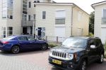 Vinkeveen 19 juli 2018
Erik Zwennes partner van Roxeanne Hazes laat hond uit. Huis is versierd ivm geboorte zoon.