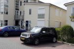 Vinkeveen 19 juli 2018
Erik Zwennes partner van Roxeanne Hazes laat hond uit. Huis is versierd ivm geboorte zoon.