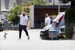 Vinkeveen 19 juli 2018
Erik Zwennes partner van Roxeanne Hazes laat hond uit. Huis is versierd ivm geboorte zoon.