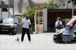 Vinkeveen 19 juli 2018
Erik Zwennes partner van Roxeanne Hazes laat hond uit. Huis is versierd ivm geboorte zoon.