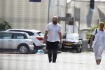 Vinkeveen 19 juli 2018
Erik Zwennes partner van Roxeanne Hazes laat hond uit. Huis is versierd ivm geboorte zoon.