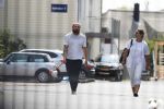 Vinkeveen 19 juli 2018
Erik Zwennes partner van Roxeanne Hazes laat hond uit. Huis is versierd ivm geboorte zoon.