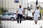 Vinkeveen 19 juli 2018
Erik Zwennes partner van Roxeanne Hazes laat hond uit. Huis is versierd ivm geboorte zoon.