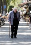 Amsterdam 17 juli 2018
Rudi Fuchs wandelend in Amsterdam zuid.
