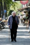 Amsterdam 17 juli 2018
Rudi Fuchs wandelend in Amsterdam zuid.