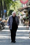 Amsterdam 17 juli 2018
Rudi Fuchs wandelend in Amsterdam zuid.