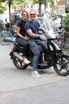 Amsterdam 18 juli 2018
Ruud Gullit en Karin de Rooij op scooter