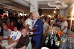 Amsterdam 7 juli 2018
Boekpresentatie Sjaak Swart bij Scheltema. Freek de Jonge reikt het eerste boek uit