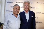 Amsterdam 7 juli 2018
Boekpresentatie Sjaak Swart bij Scheltema. Freek de Jonge reikt het eerste boek uit