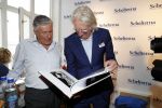 Amsterdam 7 juli 2018
Boekpresentatie Sjaak Swart bij Scheltema. Freek de Jonge reikt het eerste boek uit