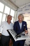 Amsterdam 7 juli 2018
Boekpresentatie Sjaak Swart bij Scheltema. Freek de Jonge reikt het eerste boek uit