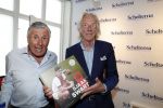 Amsterdam 7 juli 2018
Boekpresentatie Sjaak Swart bij Scheltema. Freek de Jonge reikt het eerste boek uit