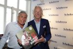 Amsterdam 7 juli 2018
Boekpresentatie Sjaak Swart bij Scheltema. Freek de Jonge reikt het eerste boek uit