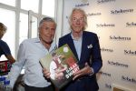 Amsterdam 7 juli 2018
Boekpresentatie Sjaak Swart bij Scheltema. Freek de Jonge reikt het eerste boek uit