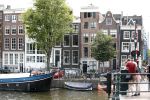 Amsterdam 7 juli 2018
In het zwarte grachtenpand (huis) woont Trijntje Oosterhuis.