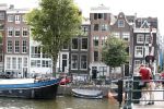 Amsterdam 7 juli 2018
In het zwarte grachtenpand (huis) woont Trijntje Oosterhuis.