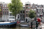 Amsterdam 7 juli 2018
In het zwarte grachtenpand (huis) woont Trijntje Oosterhuis.