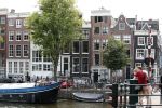Amsterdam 7 juli 2018
In het zwarte grachtenpand (huis) woont Trijntje Oosterhuis.