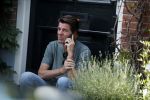 Amsterdam 29 juni 2018
Twan Huys zit voor zijn huis te bellen.