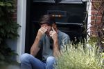 Amsterdam 29 juni 2018
Twan Huys zit voor zijn huis te bellen.
