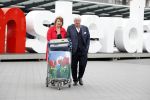 Amsterdam, 25 Juni 2018 
Schiphol.
Willirord Frequin met zijn vriendin Gesina Lodewijkxs
 voor vertrek voor een nieuw TV programma voor 4 weken.
