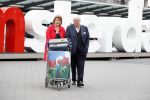 Amsterdam, 25 Juni 2018 
Schiphol.
Willirord Frequin met zijn vriendin Gesina Lodewijkxs
 voor vertrek voor een nieuw TV programma voor 4 weken.