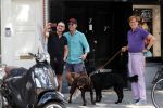 Amsterdam 30 juli 2019
Frank en Rogier ( Paleis voor een prikkie) met hun honden op de cornelis schuytstraat.