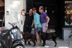 Amsterdam 30 juli 2019
Frank en Rogier ( Paleis voor een prikkie) met hun honden op de cornelis schuytstraat.