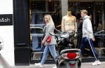 Amsterdam 3 juli 2019
Frenkie de Jong met zijn vriendin Mikky Kiemeney op de PC Hooftstraat. Frenkie draagt kleding van het merk van zijn vriendin.