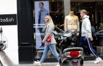 Amsterdam 3 juli 2019
Frenkie de Jong met zijn vriendin Mikky Kiemeney op de PC Hooftstraat. Frenkie draagt kleding van het merk van zijn vriendin.