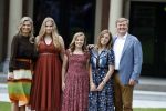 Den Haag 19 juli 2019
Jaarlijkse fotouurtje in de thuisn van Huis ten Bosch . Aanwezig Koning Willem Alexander Koningin Maxima Prinses Amalia Alexia en Ariane.