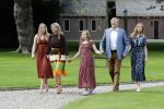 Den Haag 19 juli 2019
Jaarlijkse fotouurtje in de thuisn van Huis ten Bosch . Aanwezig Koning Willem Alexander Koningin Maxima Prinses Amalia Alexia en Ariane.