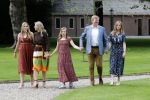 Den Haag 19 juli 2019
Jaarlijkse fotouurtje in de thuisn van Huis ten Bosch . Aanwezig Koning Willem Alexander Koningin Maxima Prinses Amalia Alexia en Ariane.