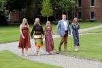 Den Haag 19 juli 2019
Jaarlijkse fotouurtje in de thuisn van Huis ten Bosch . Aanwezig Koning Willem Alexander Koningin Maxima Prinses Amalia Alexia en Ariane.