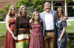 Den Haag 19 juli 2019
Jaarlijkse fotouurtje in de thuisn van Huis ten Bosch . Aanwezig Koning Willem Alexander Koningin Maxima Prinses Amalia Alexia en Ariane.