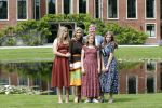 Den Haag 19 juli 2019
Jaarlijkse fotouurtje in de thuisn van Huis ten Bosch . Aanwezig Koning Willem Alexander Koningin Maxima Prinses Amalia Alexia en Ariane.