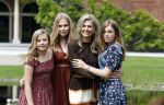 Den Haag 19 juli 2019
Jaarlijkse fotouurtje in de thuisn van Huis ten Bosch . Aanwezig Koning Willem Alexander Koningin Maxima Prinses Amalia Alexia en Ariane.
