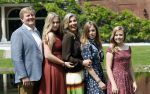 Den Haag 19 juli 2019
Jaarlijkse fotouurtje in de thuisn van Huis ten Bosch . Aanwezig Koning Willem Alexander Koningin Maxima Prinses Amalia Alexia en Ariane.
