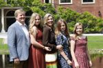 Den Haag 19 juli 2019
Jaarlijkse fotouurtje in de thuisn van Huis ten Bosch . Aanwezig Koning Willem Alexander Koningin Maxima Prinses Amalia Alexia en Ariane.