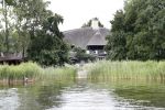 Loosdrecht 14 juli 2019
Huis van laurent Hompes op een eilandje voor Loosdrecht. Er staan paardestallen en heeft een eigen strand.